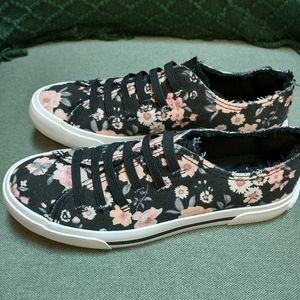NWOT Rocket Dog sneakers size 7.5 black floral